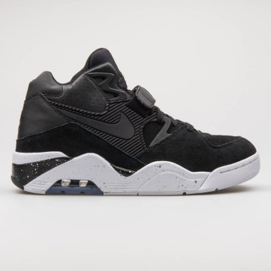 VIENNA, AUSTRIA - 29 Ağustos 2017: Beyaz arka planda Nike Hava Kuvvetleri 180 siyah beyaz spor ayakkabısı.