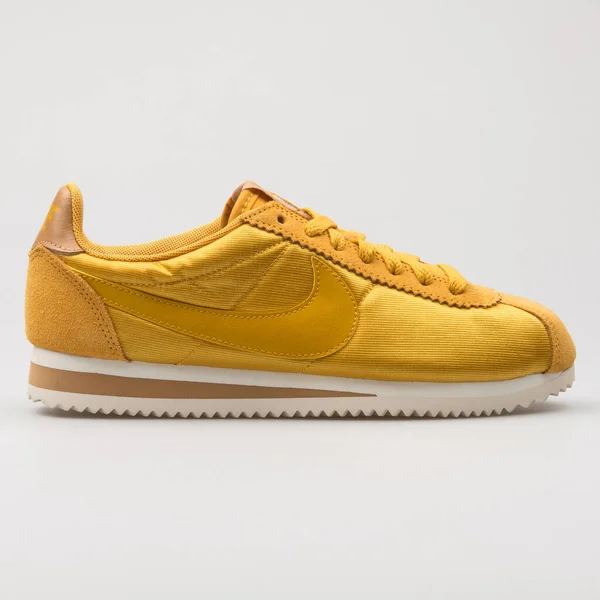 Vienna Austria August 2017 Nike Classic Cortez Yellow White Sneaker — Stock Photo, Image