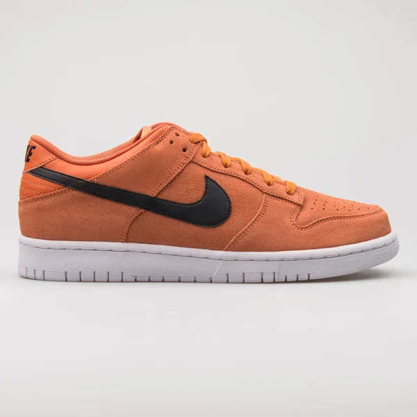 Vienna Áustria Agosto 2017 Nike Dunk Low Laranja Tênis Preto — Fotografia de Stock