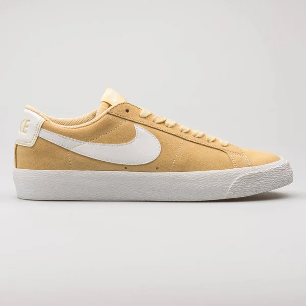 Vienna Austria 2017 Nike Blazer Low Yellow White Snecker White — 스톡 사진