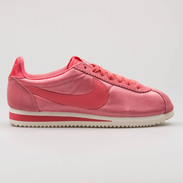 Vienna Austria 2017 Nike Classic Cortez Hot Pink Sneaker White — 스톡 사진