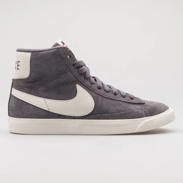 Vienna Austria Agosto 2017 Sneaker Nike Blazer Camoscio Grigio Bianco — Foto Stock