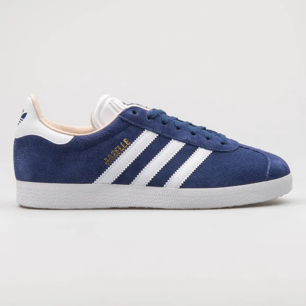 Vienna Áustria Agosto 2017 Adidas Gazelle Tênis Azul Branco Sobre — Fotografia de Stock