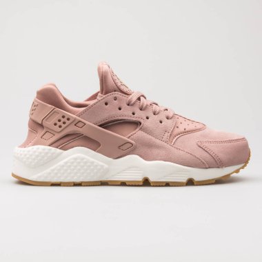 VİANNA, AUSTRIA - 12 HAZİRAN 2018: Nike Air Huarache Beyaz arka planda SD Pembe Spor Ayakkabısı.
