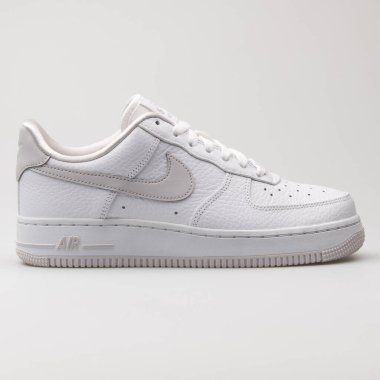 VIENNA, AUSTRIA - 12 Ocak 2018: Nike Hava Kuvvetleri 1007 Süet beyaz ve gri spor ayakkabılı beyaz arka plan.