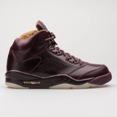 VIENNA, AUSTRIA - 12 Ocak 2018: Beyaz arka planda Nike Air Jordan 5 Premium bordo ayakkabısı.