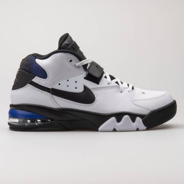 VIENNA, AUSTRIA - 12 Ocak 2018: Nike Hava Kuvvetleri Max beyaz ve siyah spor ayakkabılı.