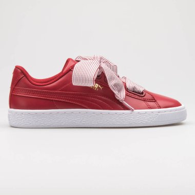 VIENNA, AUSTRIA - 12 Ocak 2018: Beyaz arka planda Puma Basket Kalbi kırmızı ve beyaz spor ayakkabısı.