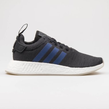 VIENNA, AUSTRIA - 12 Ocak 2018: Adidas NMD R2 siyah ve mavi spor ayakkabılı beyaz arka plan.