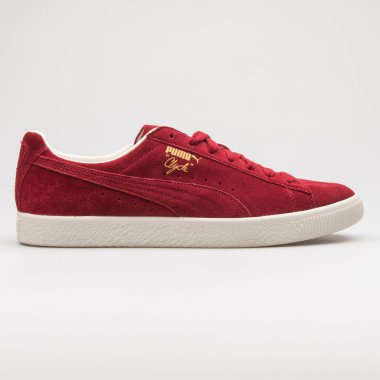 VIENNA, AUSTRIA - 12 HAZİRAN 2018: Beyaz arka planda Arşiv Kırmızı Spor Ayakkabısı 'ndan Puma Clyde.