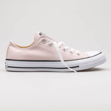 VIENNA, AUSTRIA - 12 Ocak 2018: Converse Chuck Taylor All Star OX gülü ve beyaz arka planda beyaz spor ayakkabısı.