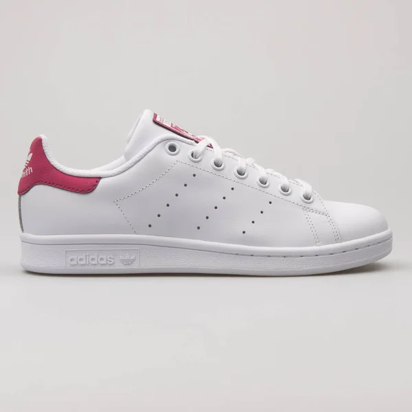 Vienna Oostenrijk Februari 2018 Adidas Stan Smith Witte Bordeaux Sneaker — Stockfoto