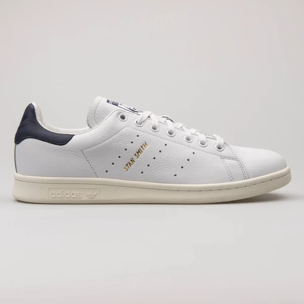 Vienna Áustria Fevereiro 2018 Adidas Stan Smith Tênis Branco Azul — Fotografia de Stock