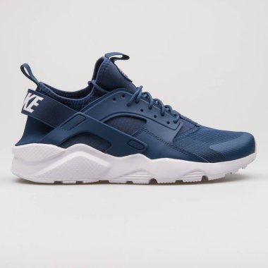 VIENNA, AUSTRIA - 14 Şubat 2018: Nike Air Huarache Beyaz arka planda Ultra lacivert ve beyaz spor ayakkabısı.