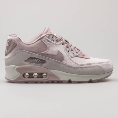 Vienna, AUSTRIA - 14 Şubat 2018: Nike Air Max 90 LX beyaz arka planda gül rengi spor ayakkabısı.