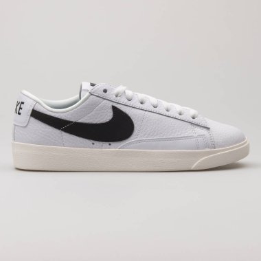 VIENNA, AUSTRIA - 14 Şubat 2018: Nike Blazer Beyaz arka planda düşük kaliteli beyaz ve siyah spor ayakkabısı.