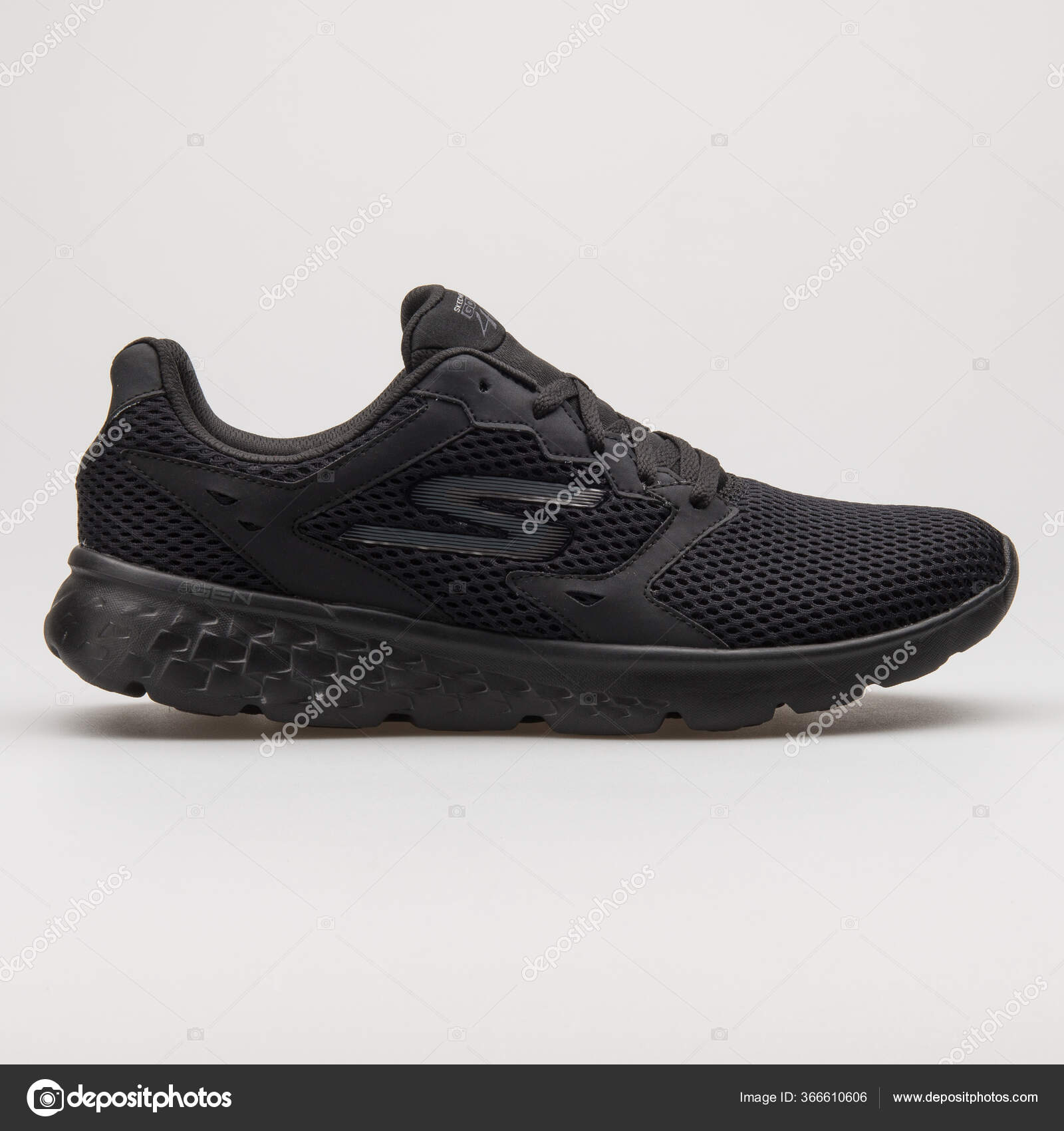 Vienna Áustria Fevereiro 2018 Skechers Run 400 Tênis Preto Sobre — Fotografia de Stock Editorial © xMarshallfilms #366610606