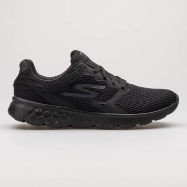 Vienna, AUSTRIA - 14 Şubat 2018: Skechers beyaz arka planda 400 siyah spor ayakkabı çalıştırın.
