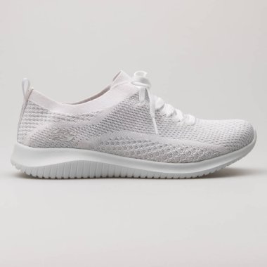 VIENNA, AUSTRIA - 14 Şubat 2018: Skechers Ultra Esnek Selamlar beyaz arka planda beyaz spor ayakkabısı.