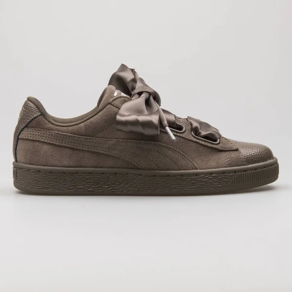 Vienna Áustria Fevereiro 2018 Puma Suede Coração Bolha Sapatilha Marrom — Fotografia de Stock