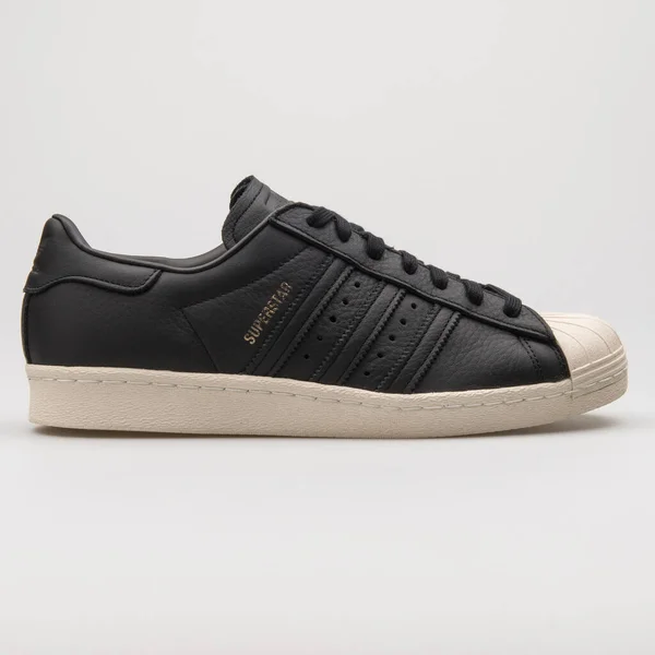 Vienna Áustria Fevereiro 2018 Adidas Superstar 80S Tênis Preto Sobre — Fotografia de Stock