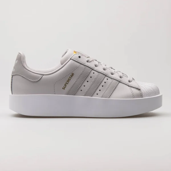 Vienna Áustria Fevereiro 2018 Adidas Superstar Tênis Cinza Branco Ousado — Fotografia de Stock