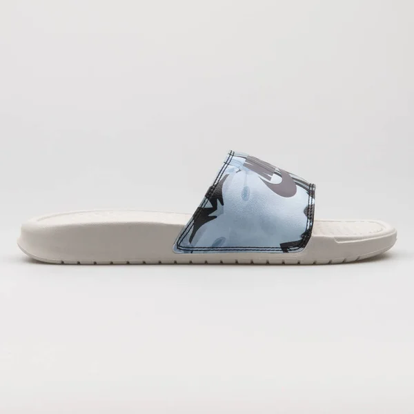 Vienna Oostenrijk Februari 2018 Nike Benassi Jdi Print Beige Blauwe — Stockfoto