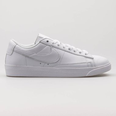 Vienna, AUSTRIA - 19 Şubat 2018: Beyaz arka planda Nike Blazer Low Leather beyaz spor ayakkabısı.