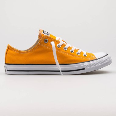 VIENNA, AUSTRIA - 19 Şubat 2018: Beyaz arka planda Chuck Taylor All Star OX turuncu ve beyaz spor ayakkabısı.