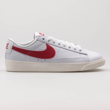 VIENNA, AUSTRIA - 19 Şubat 2018: Nike Blazer Beyaz arka planda düşük kaliteli beyaz ve kırmızı spor ayakkabı.