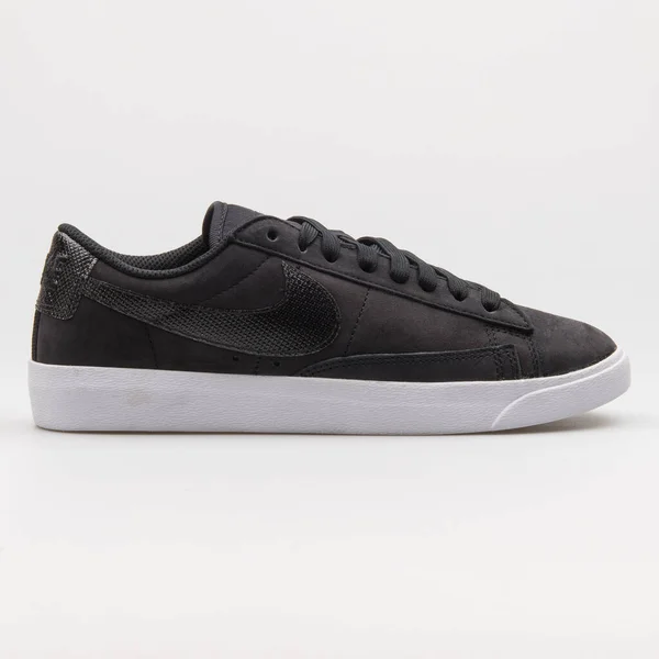 Vienna Ausztria 2018 Február Nike Blazer Low Fekete Cipő Fehér — Stock Fotó