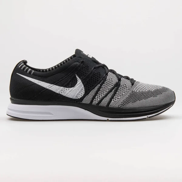 Vienna Austria February 2018 Nike Flyknit Trainer Svart Hvitt Sniffer – stockfoto