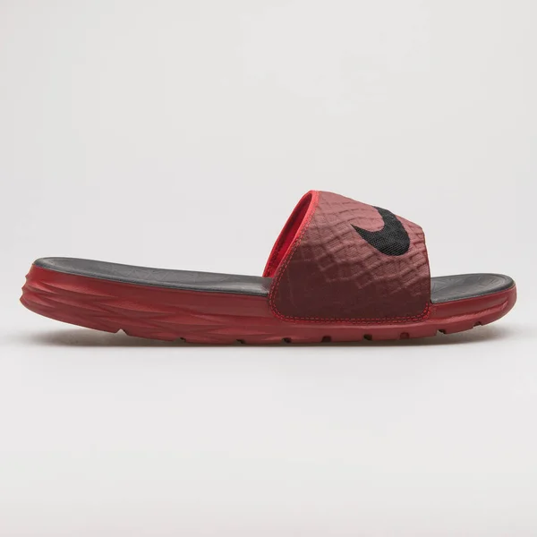 Vienna Oostenrijk Februari 2018 Nike Benassi Solarsoft Rode Zwarte Sandaal — Stockfoto