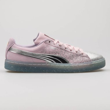 VIENNA, AUSTRIA - 19 Şubat 2018: Puma Süet Parıltısı Prenses SW pembe ve gümüş renkli beyaz arka plan ayakkabısı.