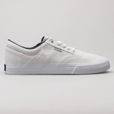 VIENNA, AUSTRIA - 19 Şubat 2018: beyaz arka planda Supra Cobalt beyaz spor ayakkabısı.