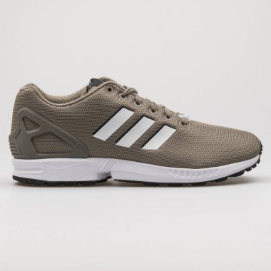 VIENNA, AUSTRIA - 19 Şubat 2018: Adidas ZX Flux beyaz arka planda kargo ve beyaz spor ayakkabı izi.