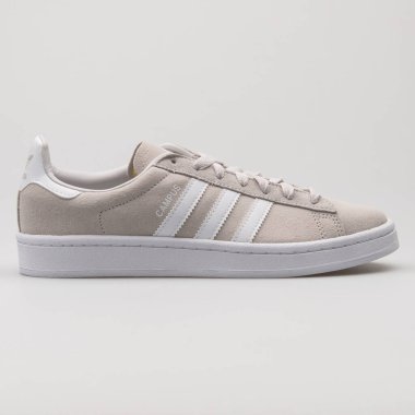 VIENNA, AUSTRIA - 19 Şubat 2018: Adidas Kampüsü beyaz arka planda beyaz spor ayakkabı.