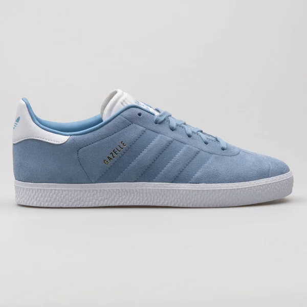 Vienna Áustria Fevereiro 2018 Adidas Gazelle Sapatilha Azul Claro Branco — Fotografia de Stock