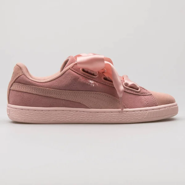 Wien Österreich Februar 2018 Puma Suede Heart Pebble Rosa Und — Stockfoto