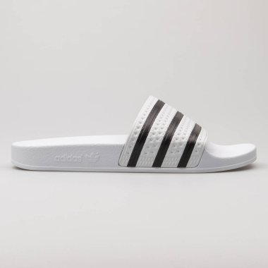 VIENNA, AUSTRIA - 19 Şubat 2018: Adidas Adilette beyaz ve siyah sandalet.