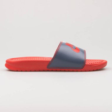 VIENNA, AUSTRIA - 19 Şubat 2018: Beyaz arka planda Nike Benassi JDI kırmızı ve gri sandalet.