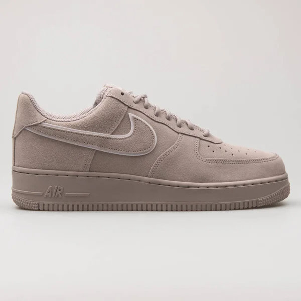 维也纳 澳大利亚 2018年2月19日 Nike Air Force 107 Lv8 Suede Grey — 图库照片