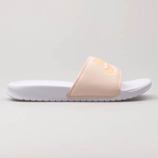 Vienna Oostenrijk Februari 2018 Nike Benassi Jdi Pastel Oranje Witte — Stockfoto