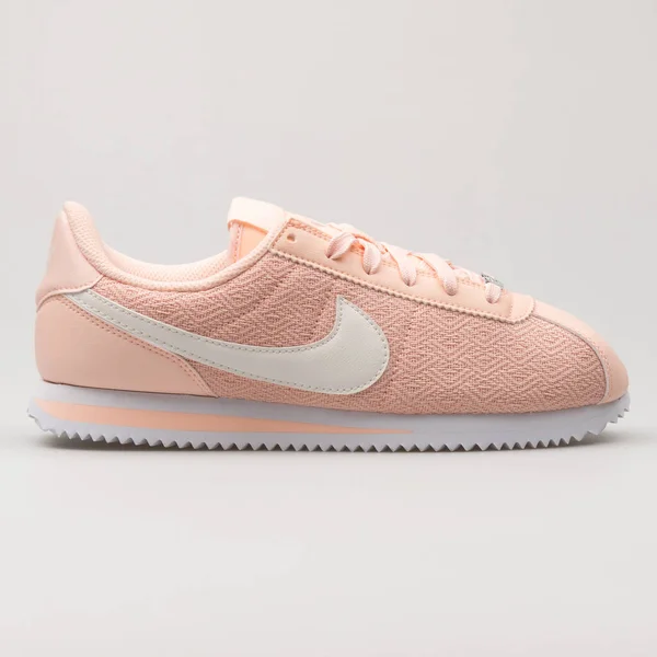 Vienna Áustria Fevereiro 2018 Nike Cortez Basic Têxtil Suede Rosa — Fotografia de Stock