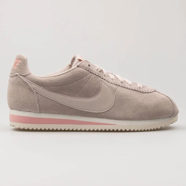 Vienna Áustria Fevereiro 2018 Nike Clássico Cortez Suede Bege Sapatilha — Fotografia de Stock