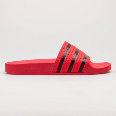 VIENNA, AUSTRIA - 19 Şubat 2018: Adidas Adilette beyaz arka planda kırmızı ve siyah sandalet.