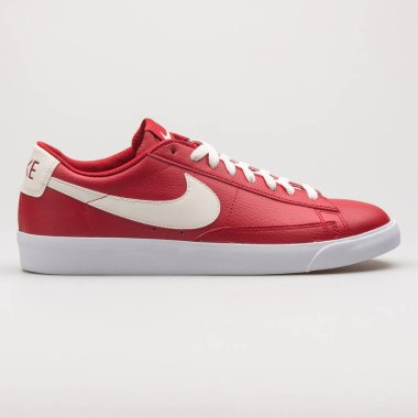 VIENNA, AUSTRIA - 19 Şubat 2018: Beyaz arka planda Nike Blazer Low Leather kırmızı ve beyaz spor ayakkabısı.