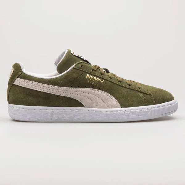 Vienna Áustria Fevereiro 2018 Puma Suede Clássico Verde Oliva Tênis — Fotografia de Stock