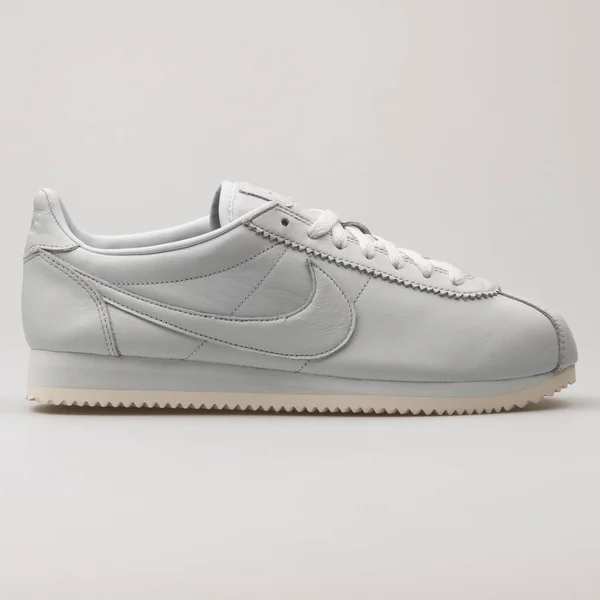 Vienna Rakousko February 2018 Nike Classic Cortez Premium Bílá Teniska — Stock fotografie