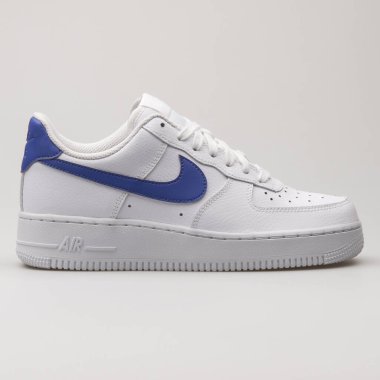 VIENNA, AUSTRIA - 19 Şubat 2018: Nike Hava Kuvvetleri 107 beyaz ve mavi spor ayakkabılı.